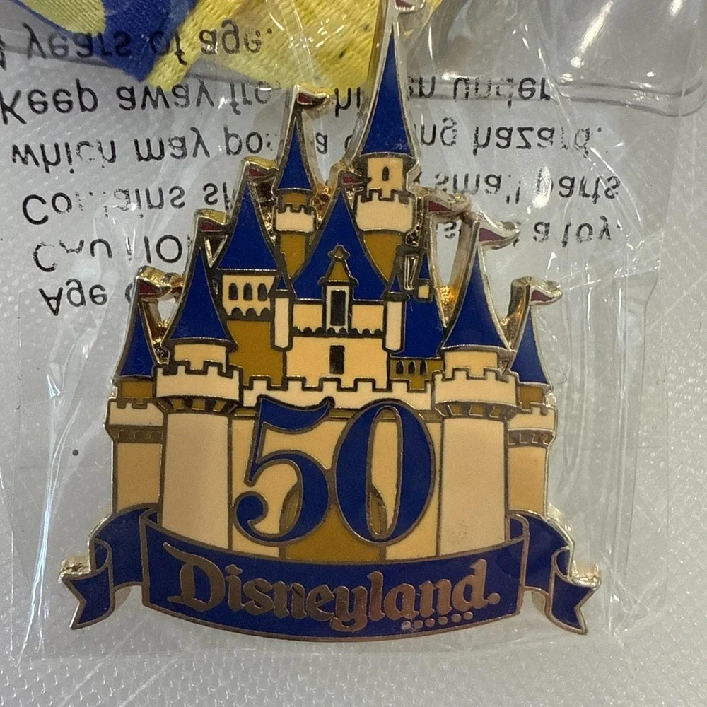 Disney Cast Exclusive 50th Anniversary Gold & Enamel Castle Pin And Lanyard New